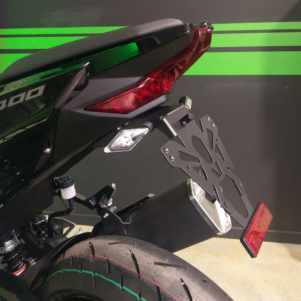 V diely držiak poznávacej značky Black Kawasaki Ninja 400 C8-SPK018