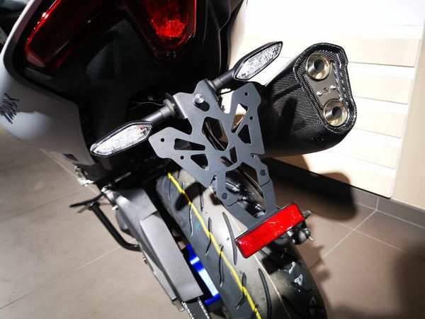 V Partu numura zīmes turētājs melnais Yamaha T-Max 560 C8-PY034