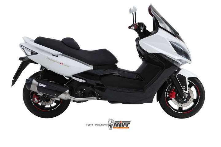Kymco X-Citing 500 med MIVV Urban Full Exhaust System C.KY.0014.B installerat, visat från sidan med tydlig vy av avgassystemet.