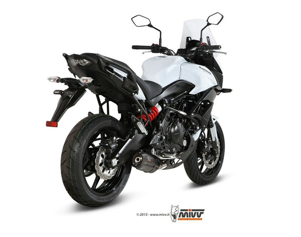 MIVV Suono Full Exhaust System monterat på Kawasaki Versys 650 00.73.K.041.L9, visad bakifrån i vit färg. Perfekt för motorcykeltillbehör och reservdelar.
