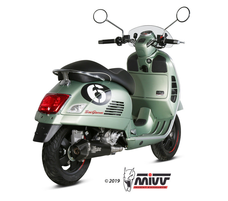 MIVV Delta Race Full Exhaust System - Vespa P.008.LDRB monterat på grön Vespa, bakifrån med tydlig visning av avgassystemets design och passform.