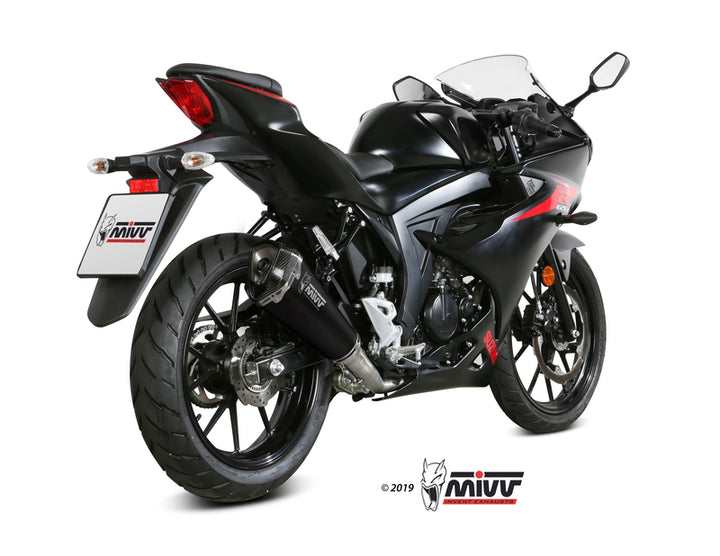 Bakre vinkel av Suzuki GSX-S 125 med MIVV Delta Race Full Exhaust System S.055.LDRB installerat. Stilren look och förbättrad ljudprofil.