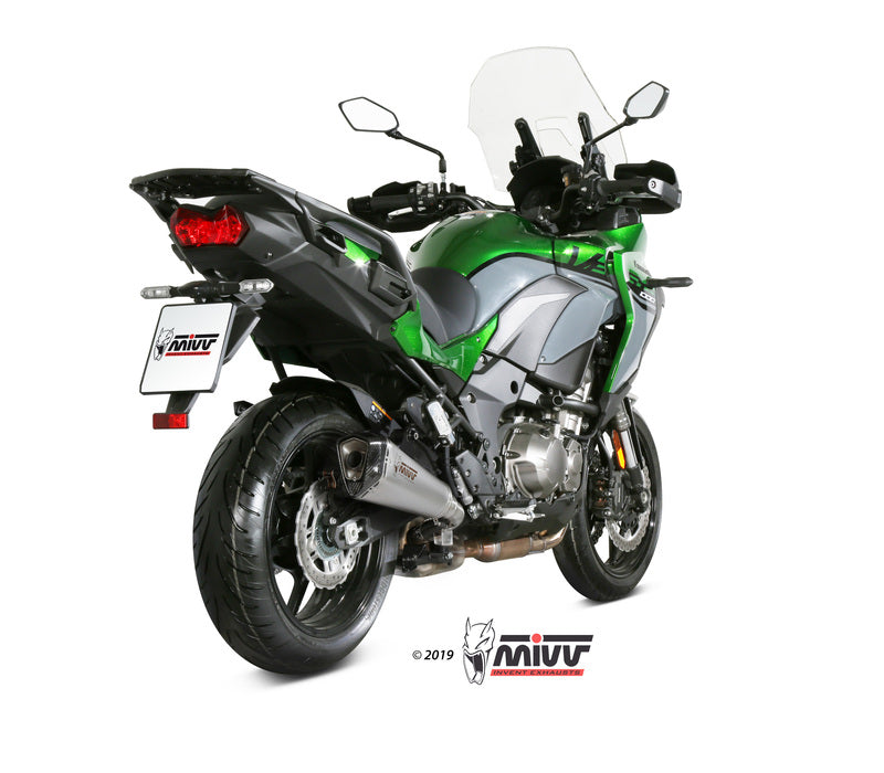 Bakre vy av Kawasaki Versys 1000 med MIVV Delta Race ljuddämpare 00.73.K.049.LDRX i rostfritt stål och kolfiber. Stilren uppgradering för motorcykeln.