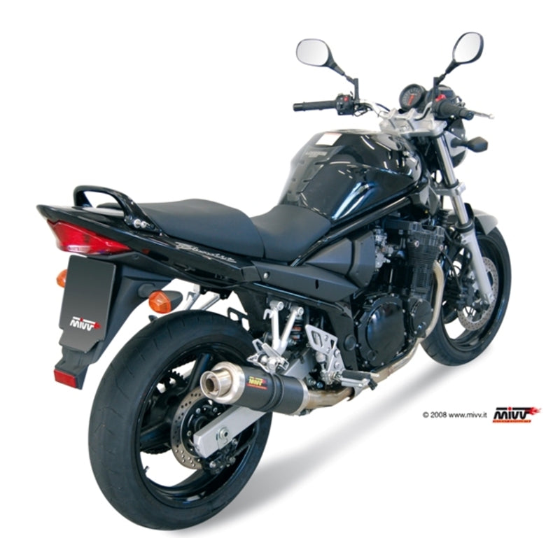MIVV GP Carbon Slip-On Suzuki GSF650 Bandit S.017.L2S monterad på svart motorcykel, visad bakifrån i produktkategori reservdelar.