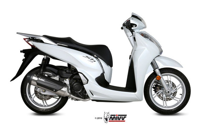 MIVV Urban Full Exhaust System i rostfritt stål med svart ABS slutstycke monterat på Honda SH300 C.HO.0007.K, sidovy av skoter.