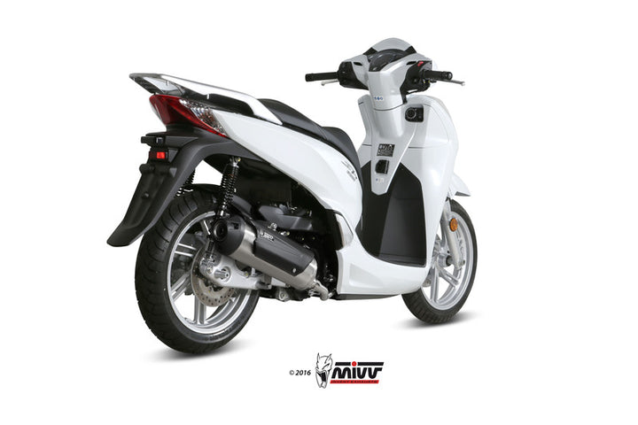 Bakre vinkel av Honda SH300 med MIVV Urban Full Exhaust System i rostfritt stål och svart ABS slutstycke, modell C.HO.0007.K.