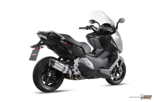 MIVV Suono Muffler Stainless Steel/Carbon End Cap monterad på BMW C600 Sport 00.73.B.013.L7, visad bakifrån i hög vinkel. Perfekt för reservdelar och tillbehör.