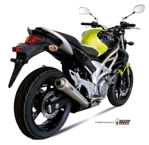 MIVV X-CONE Stainless Slip-On Suzuki Gladius 650 00.73.S.035.LC3 monterad på motorcykel, bakifrån med fokus på avgassystemet.