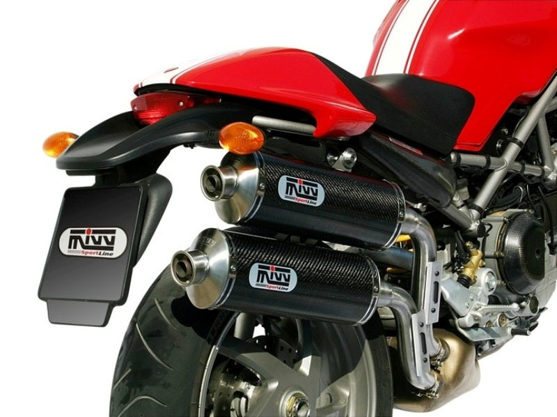 MIVV GP Carbon Double Slip-On Ducati Monster 800 S2R D.011.L2S med dubbla kolfiberljuddämpare monterade bak på motorcykeln. Perfekt reservdel inom ACC. EXHAUST.