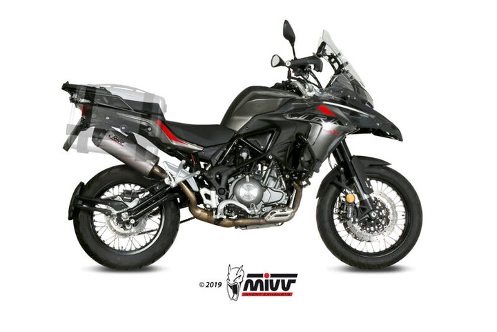 MIVV Oval Silencer på Benelli TRK 502X E.004.LNC med transparent overlay som visar före- och eftermontering. Idealisk för fordonstillbehör.