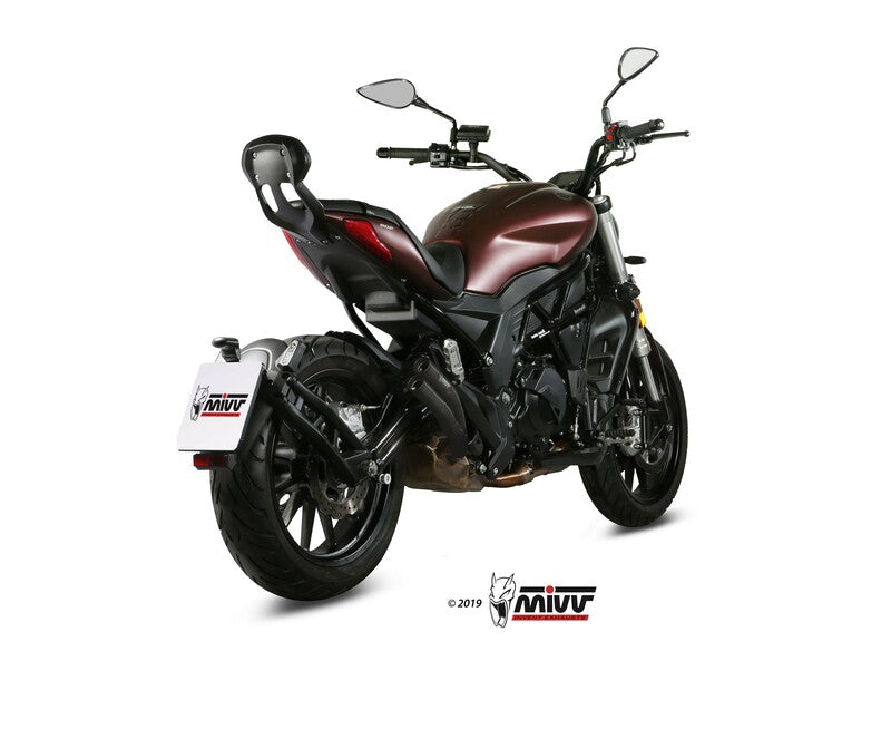 MIVV Double Gun Full Steel Black Muffler installerad på Benelli 502C E.005.LDGB, bakifrån. Stilrent avgassystem för fordonstillbehör.