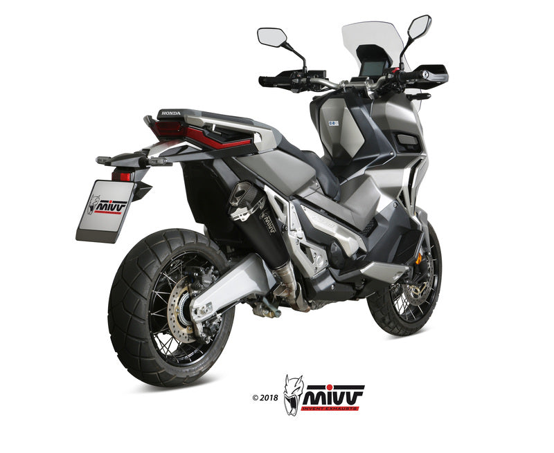 Bakre vy av Honda X-ADV 750 med MIVV Delta Race Muffler Steel Black/Carbon End Cap H.066.LDRB, stilren design för motorcykeltillbehör.