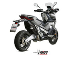 Bakre vy av Honda X-ADV 750 med MIVV Delta Race Muffler Steel Black/Carbon End Cap H.066.LDRB, stilren design för motorcykeltillbehör.