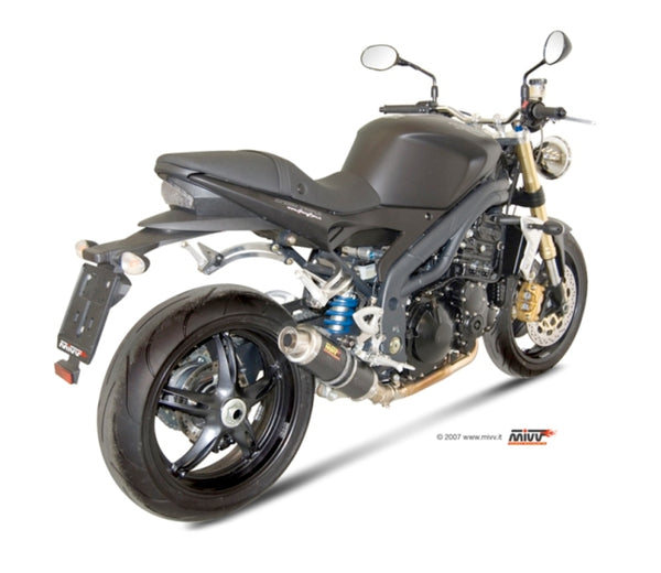MIVV GP Carbon Slip-On monterad på Triumph Speed Triple 1050 T.008.L2S, visad bakifrån med sportigt utseende och kolfiberfinish.