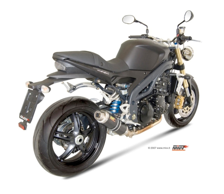 MIVV GP Carbon Slip-On monterad på Triumph Speed Triple 1050 T.008.L2S, visad bakifrån med sportigt utseende och kolfiberfinish.