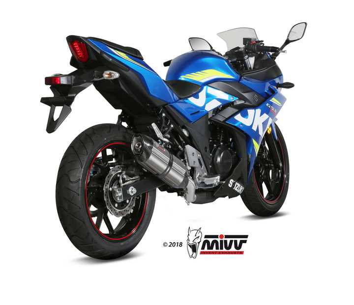 Bakre vy av Suzuki GSX-R250 med MIVV Suono Muffler S.054.L7 i rostfritt stål och kolfiber, högkvalitativt avgassystem för motorcyklar.
