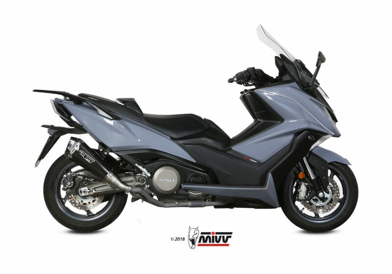 MIVV Delta Race Black Silencer monterad på Kymco AK 550, sportig design i svart stål med kolfiberändlock. Perfekt för prestanda och stil.