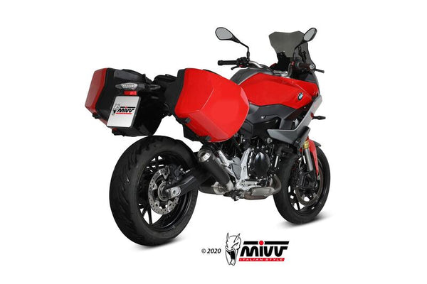MIVV X-M1 Slip-on Steel Black rostfritt avgassystem monterat på BMW F900XR B.037.LC4B med röda sidoväskor, bakifrån. Perfekt reservdel inom fordonstillbehör.