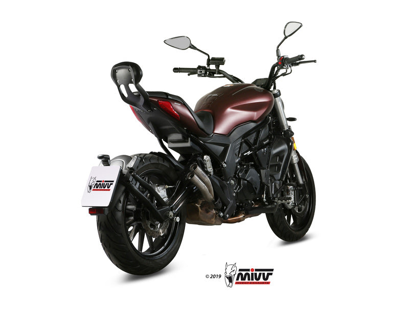 MIVV Double Gun Silencer Titanium monterad på Benelli 502C E.005.LDG, bakifrån med fokus på avgassystemet. Perfekt för motorcykeltillbehör.