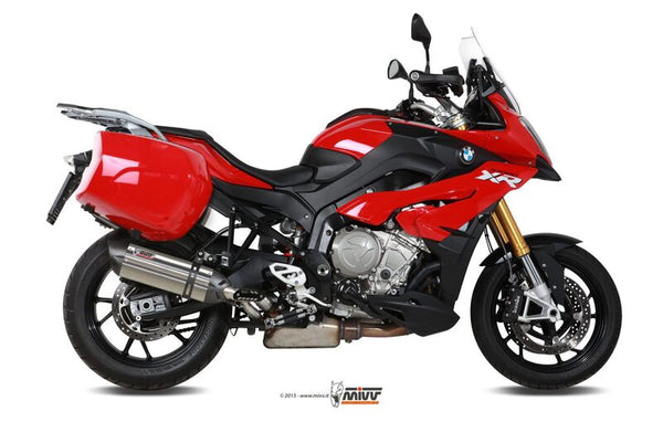 MIVV Suono Slip-On Muffler Stainless Steel monterad på BMW S1000XR 15-19, visad från sidan med röda sidoväskor. Perfekt för motorcykeltillbehör.