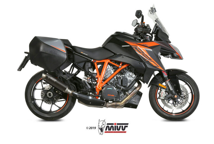MIVV GP Pro Slip-On Muffler Black Stainless Steel monterad på KTM 1290 Superduke GT, visad från sidan med full utrustning. Perfekt för reservdelar och tillbehör inom motorcykeldelar.
