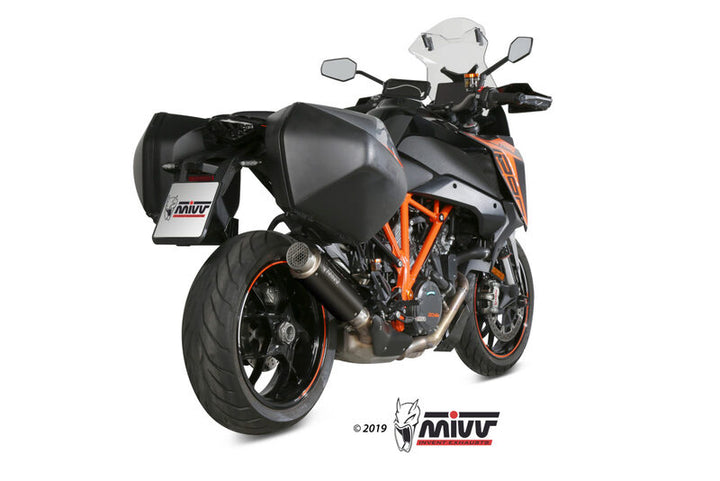 Bakre vinkel av KTM 1290 Superduke GT med MIVV GP Pro Slip-On Muffler Black Stainless Steel installerad. Idealisk för e-handel inom fordonstillbehör.