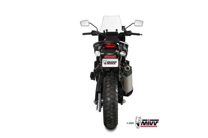 Bakifrån vy av Harley Davidson Pan America med MIVV Speed Edge Slip-On ljuddämpare. Högkvalitativt tillbehör för motorcykelentusiaster.