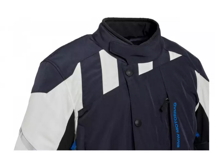Närbild på kragen av BMW Textil Mc-Jacka Pacedry Adventure Blå med justerbar stängning och BMW Motorrad-logotyp.