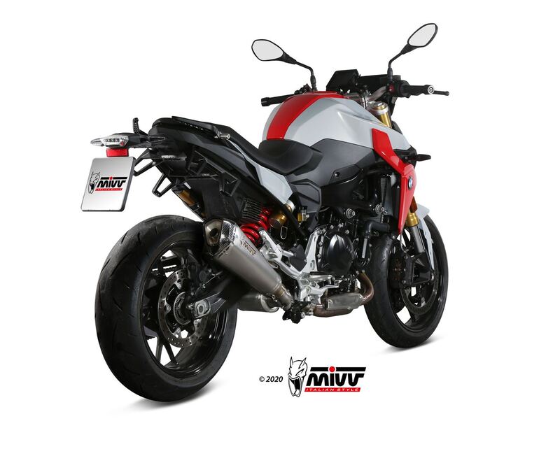 MIVV Delta Race Slip-on - Stainless Steel B.038.LDRX monterad på motorcykel, visad bakifrån med sportig design och högkvalitativt avgassystem.
