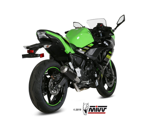 MIVV MK3 Full Exhaust System - Black K.044.SM3B monterat på grön Kawasaki Ninja 650, bakifrån i vinkel. Sportigt avgassystem för motorcykel.