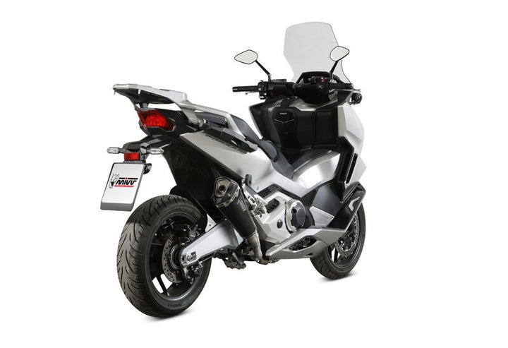 Bakre vy av motorcykel med MIVV Delta Race Slip-on - Stainless Steel Black H.080.LDRB, sportigt avgassystem för tillbehörsmarknaden.