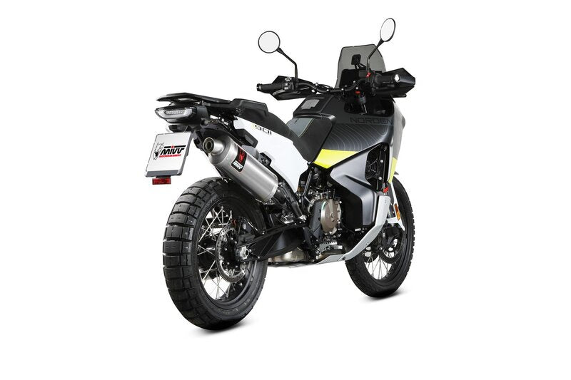 MIVV Dakar Slip-On Muffler HU.002.LEKX monterad på äventyrsmotorcykel, visad bakifrån i körklart skick. Perfekt för reservdelar och tillbehör.