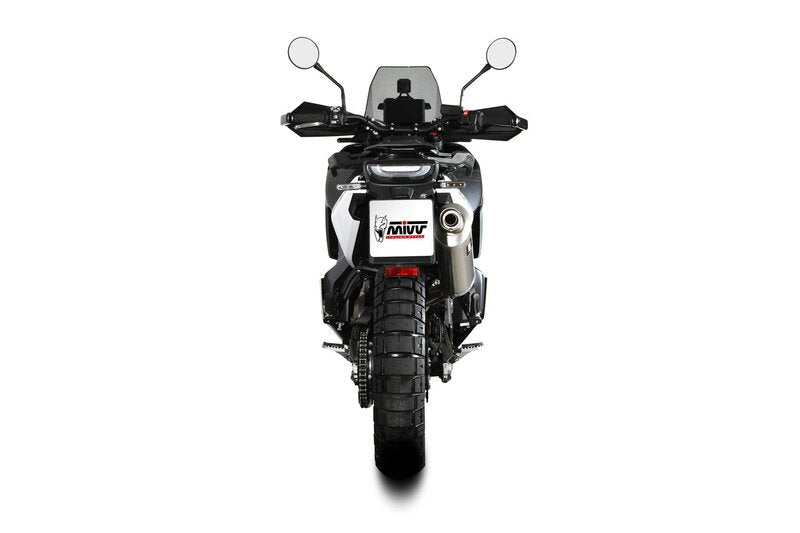 Bakre vy av motorcykel utrustad med MIVV Dakar Slip-On Muffler HU.002.LEKX, optimerad för prestanda inom reservdelar och tillbehörskategorin.