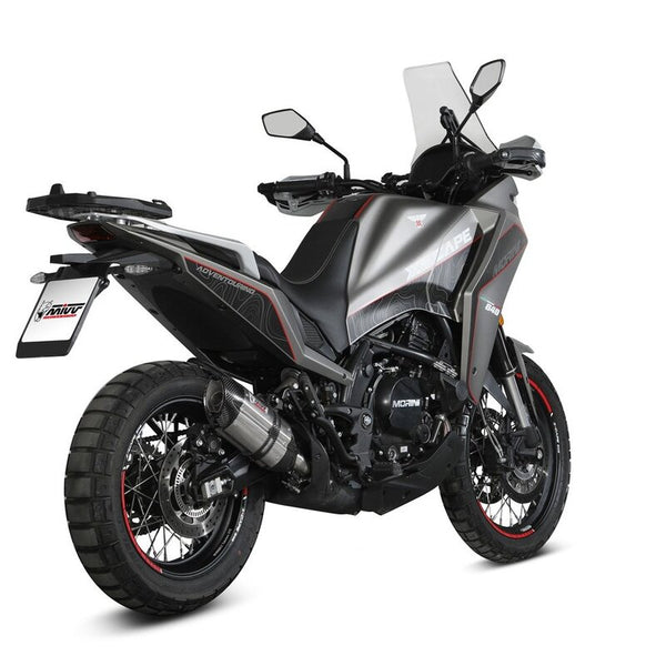 MIVV Suono Silencer MM.001.L7 monterad på en äventyrsmotorcykel, visad bakifrån i vinkel. Perfekt för reservdelar inom fordonstillbehör.