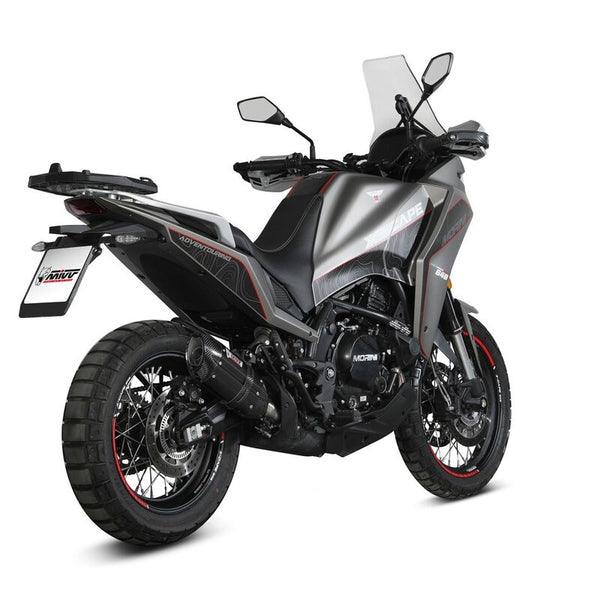 MIVV Suono Silencer MM.001.L9 monterad på en äventyrsmotorcykel, visad bakifrån i vinkel. Perfekt för reservdelar inom fordonstillbehör.