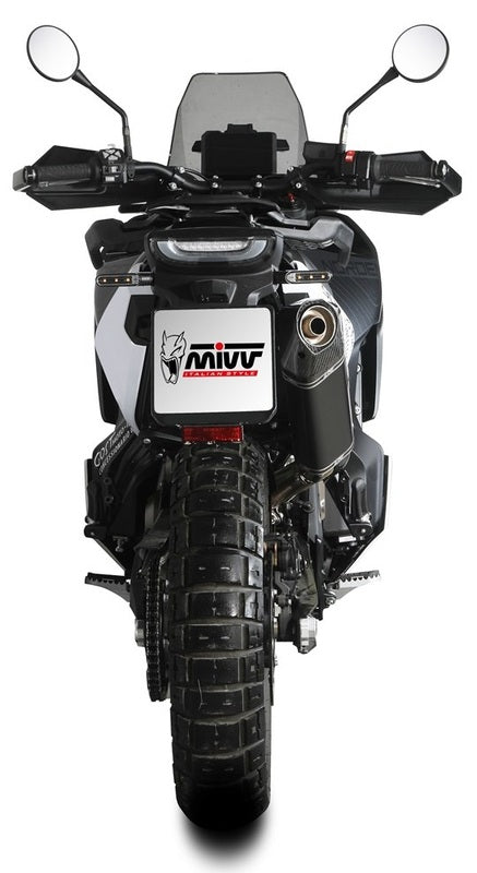 Bakre vy av motorcykel utrustad med MIVV Silencer Speed Edge HU.002.LRB. Högpresterande avgassystem för fordonstillbehörskategorin.