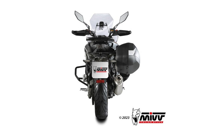 Bakre vy av motorcykel med MIVV Slip On Muffler Oval CF.002.LX2 installerad, visar exakt placering för reservdelsmontering.