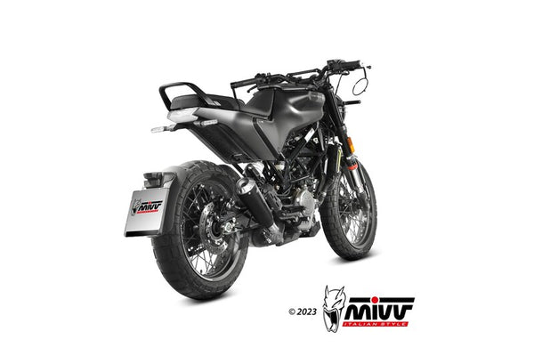 MIVV X-M1 Silencer HU.005.LC4B monterad på motorcykel, bakifrån med fokus på sportigt avgassystem. Perfekt för reservdelar och tillbehör.