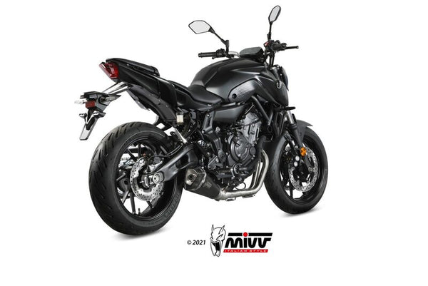 MIVV Delta Race Full Exhaust System Y.074.LDRB monterat på svart motorcykel, bakifrån i vinkel, visar sportig design och passform.