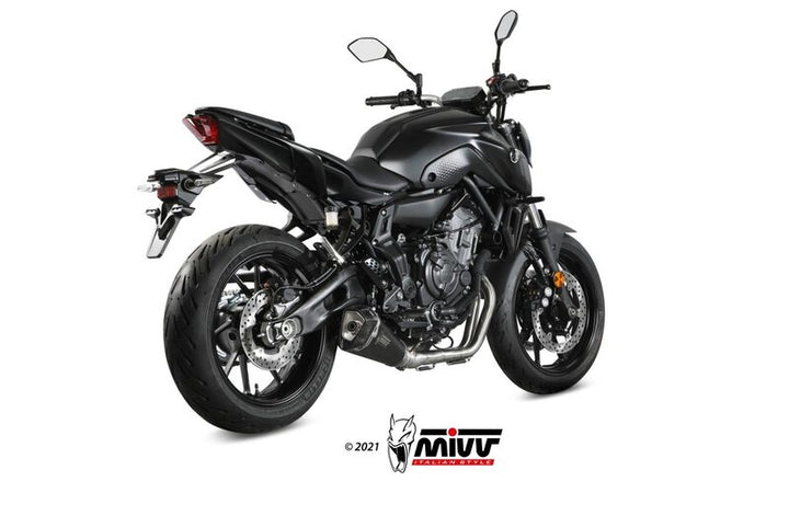MIVV Delta Race Full Exhaust System Y.074.LDRB monterat på svart motorcykel, bakifrån i vinkel, visar sportig design och passform.