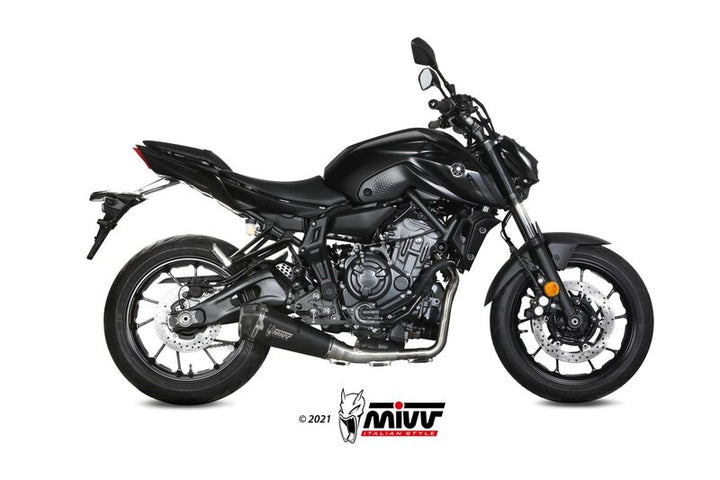 MIVV Delta Race Full Exhaust System Y.074.LDRB installerat på motorcykel, sidovy som framhäver systemets eleganta linjer och prestanda.