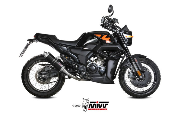 MIVV Delta Race Full Exhaust System Z.003.LXB monterat på en svart adventure-motorcykel, visad från sidan. Perfekt för reservdelar och tillbehör.