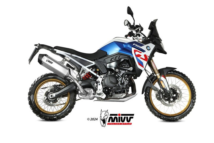 Sidovy av motorcykel utrustad med MIVV Speed Edge Silencer B.043.LRX, en högpresterande ljuddämpare för offroad och touring. Idealisk för ACC. EXHAUST-kategorin.