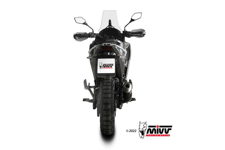 Bakifrån vy av motorcykel med installerad MIVV Dakar Silencer MM.001.LDKB. Ett stilrent avgassystem för reservdelsmarknaden.