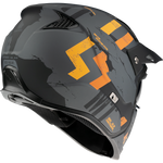 Baksidan av MT Helmets öppen mc-hjälm Streetfighter A12 grå med orangea grafiska detaljer och aerodynamisk design.