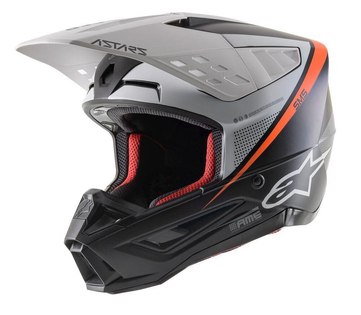 Alpinestars SM5 Rayon Cross Mc-Hjälm i mattsvart, vit och fluo-orange. Lättviktig och ventilerad motocrosshjälm med hög säkerhet och komfort.