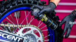 Muc-Off Kedjespray Motorcycle Dry Chain lube 400ml appliceras på en motorcykelkedja för högpresterande smörjning.