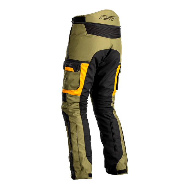 Baksidan av RST Textil Mc-Byxor Adventure-X Khaki med ergonomisk design, stretchpaneler och förstärkta sömmar för optimal komfort.
