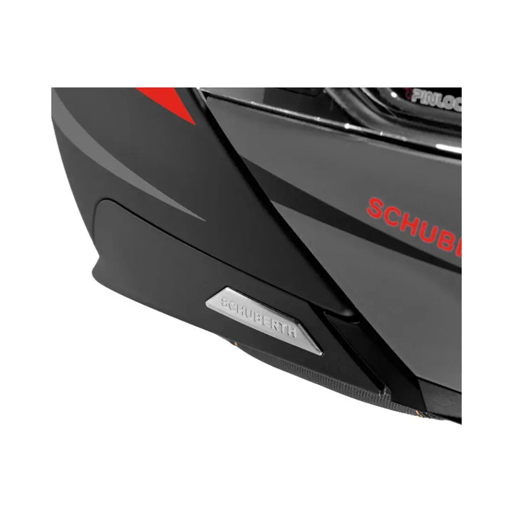 Närbild på sidopanelen av Schuberth C5 mc-hjälm med röd och svart grafik samt Schuberth-logotyp för exklusiv design.