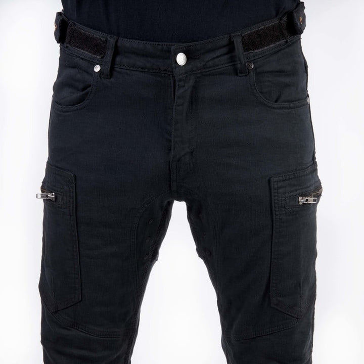 Närbild av Rebelhorn Kevlar Mc-Jeans Urban III Svart med robusta fickor och förstärkningar. Designade för säkerhet och stil på motorcykeln.